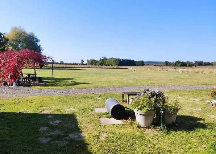 Les Volets Rouges D'allonnes *